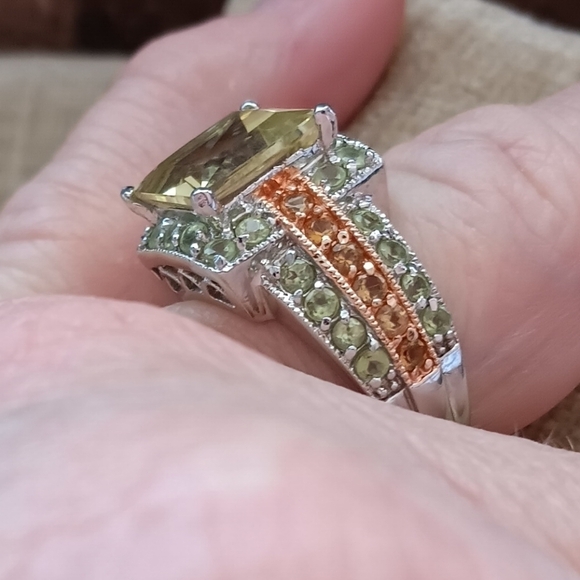 Silver Tone Square Cut Light Green Glass Ring - Picture 2 of 12